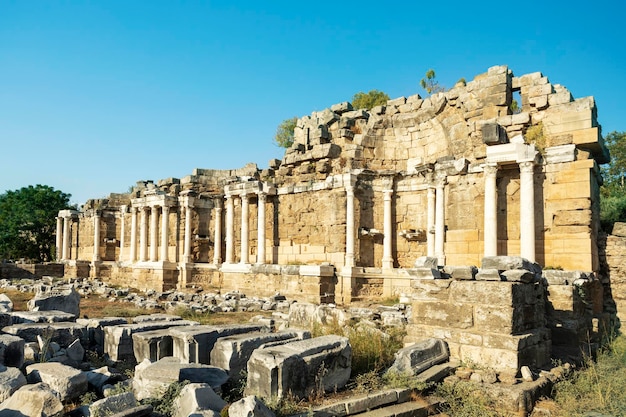 Vista delle rovine romane del tempio di Side, Turchia.