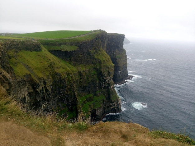 Vista delle scogliere di Moher in estate Scogliera in Irlanda sull'Oceano Atlantico nella contea di Clare