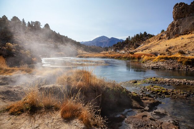 Vista delle sorgenti termali naturali nel sito geologico di Hot Creek