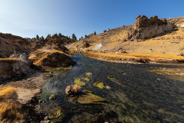 Vista delle sorgenti termali naturali nel sito geologico di Hot Creek