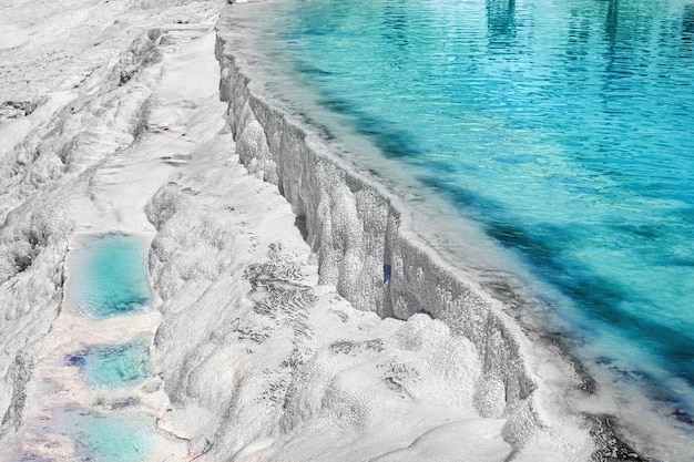 Vista delle terrazze naturali di Pamukkale in un giorno d'estate Trame di calcare e acqua corrente