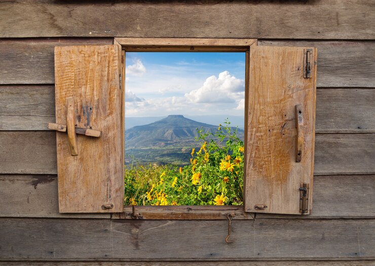 Vista delle vecchie finestre in legno d&#39;epoca, cornice in legno del paesaggio rurale