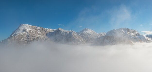 Vista delle vette nelle nuvole, paesaggio invernale