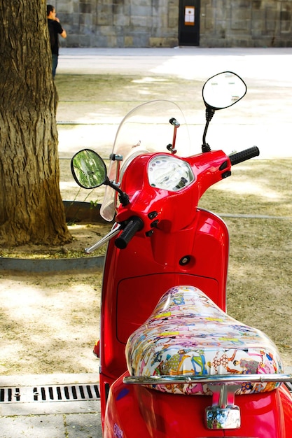 Vista dello scooter rosso