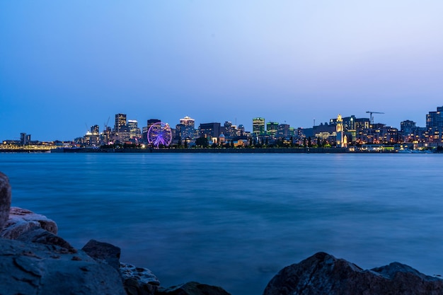 Vista dello skyline del centro cittadino di Montreal e del fiume San Lorenzo al crepuscolo Quebec Canada