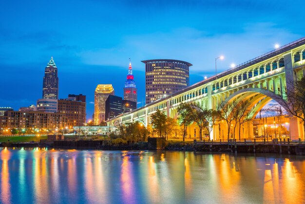 Vista dello skyline del centro di Cleveland nell'Ohio USA al crepuscolo