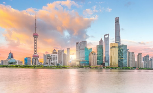 Vista dello skyline del centro di Shanghai al crepuscolo in Cina