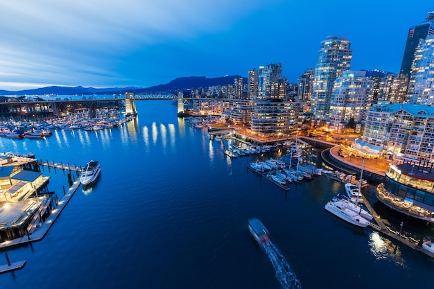 Vista dello skyline del centro di Vancouver al tramonto False Creek Harbour British Columbia Canada