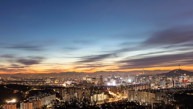 Vista dello skyline della città di Seoul e della Torre di Seoul all'alba Corea del Sud