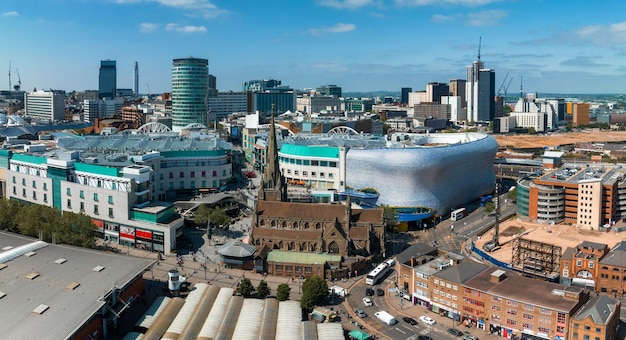 Vista dello skyline di birmingham regno unito inclusa la chiesa di st martin