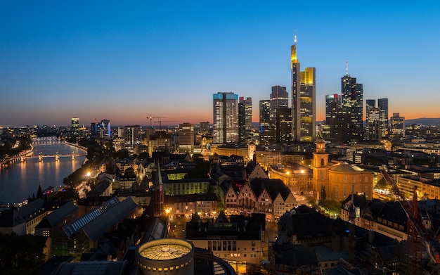 Vista dello skyline di Francoforte sul Meno al tramonto