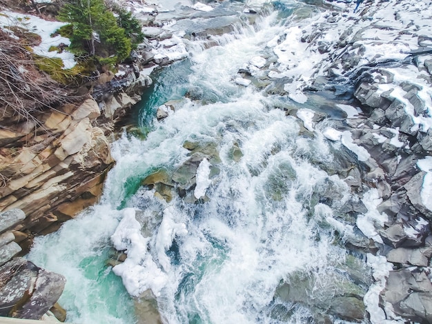 Vista dello spazio della copia del fiume dell'insenatura della cascata d'inverno