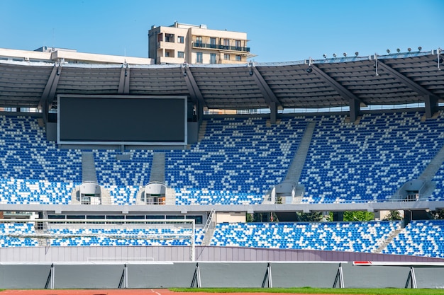 Vista dello stadio del campo di calcio e dei sedili dello stadio