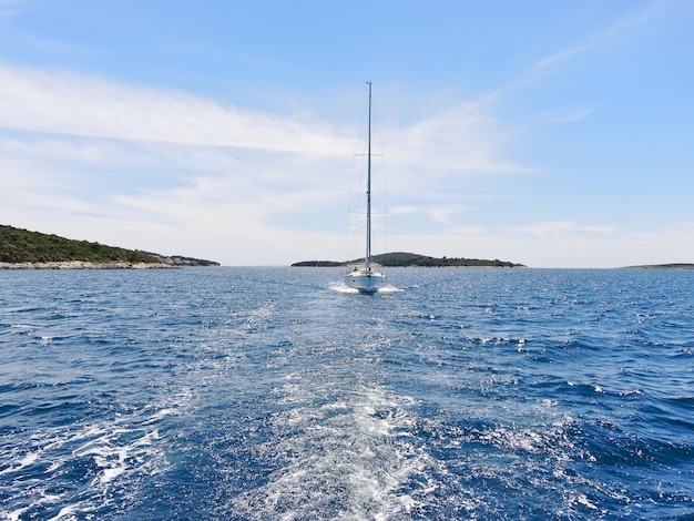 Vista dello yacht bianco nel mare Adriatico blu