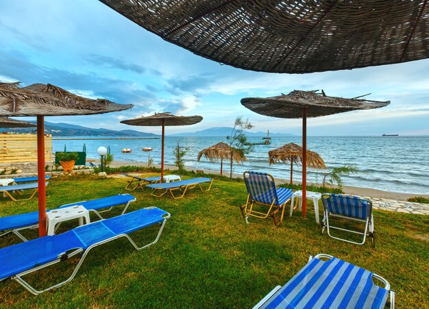 Vista di alba dalla spiaggia. Estate costa Grecia, Zante, Alykes, Mar Ionio.