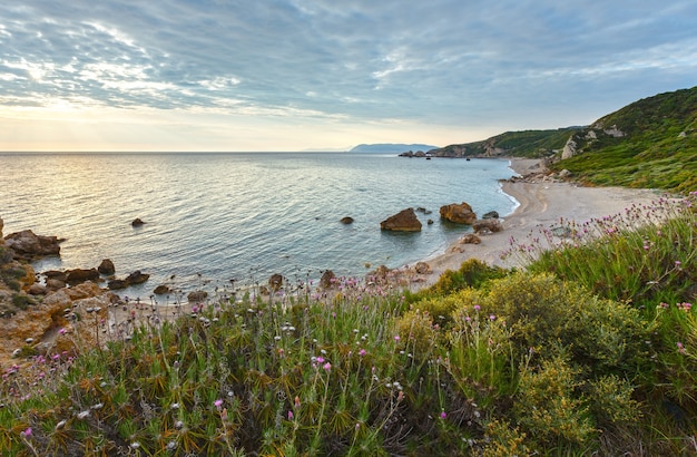 Vista di alba della spiaggia di Potistika, Grecia. Mar Egeo.