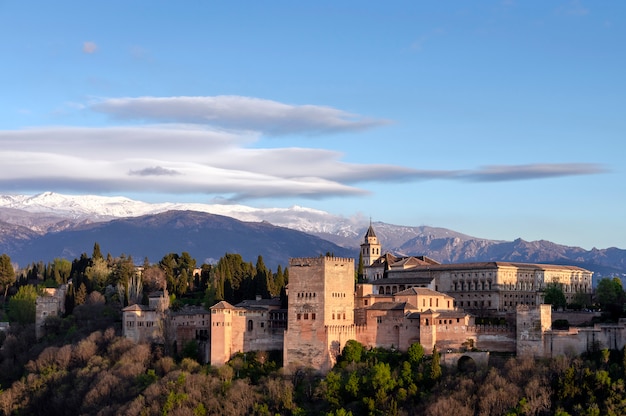 Vista di Alhambra a Granada con Sierra Nevada sullo sfondo, Granada, Spagna