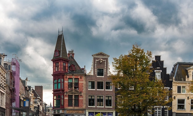 Vista di Amsterdam in una giornata nuvolosa