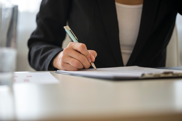 Vista di angolo basso di un contratto di firma della donna