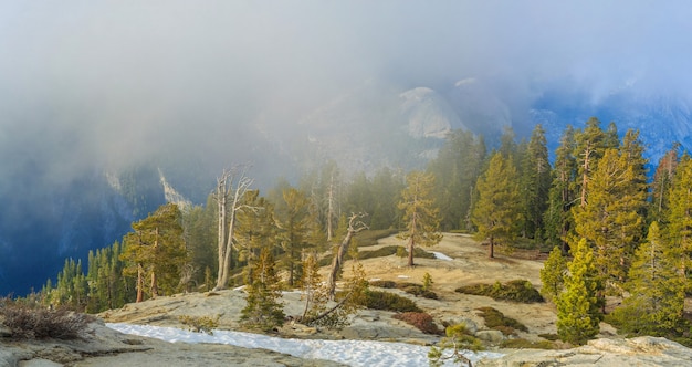 Vista di apertura dal Sentinel Dome nel Parco Nazionale di Yosemite negli Stati Uniti