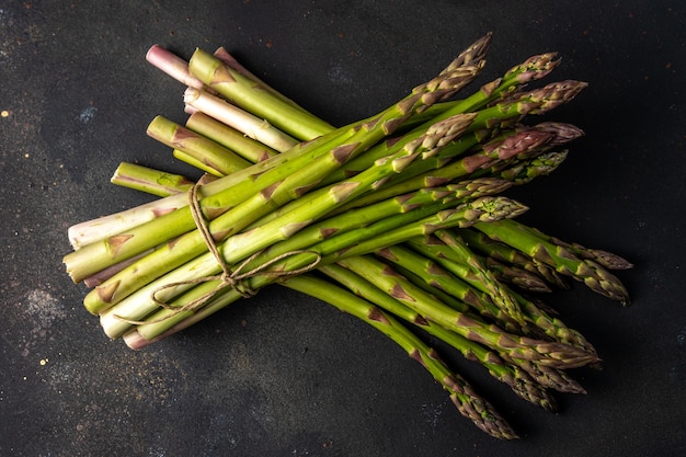 Vista di asparagi freschi su una tavola nera