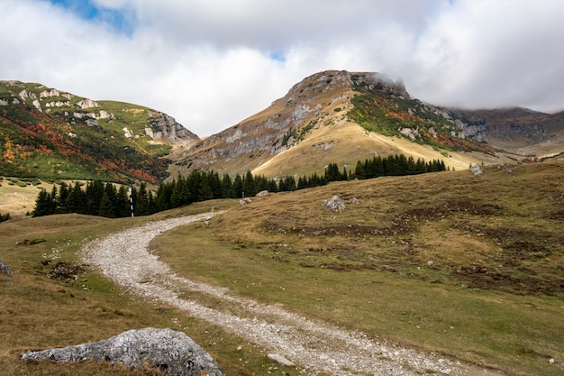 Vista di autunno delle montagne di Bucegi, parco nazionale di Bucegi, Romania, giorno perfetto per l'escursione