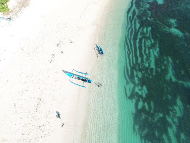 vista di barche da pesca appoggiate sulla spiaggia