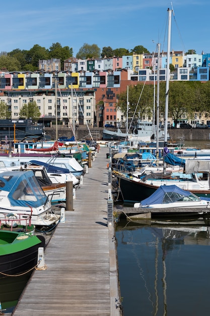 Vista di barche e appartamenti colorati lungo il fiume Avon a Bristol il 14 maggio 2019