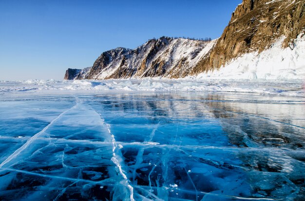 Vista di bei disegni su ghiaccio dalle crepe e dalle bolle di gas profondo sulla superficie del lago Baikal nell'inverno, Russia