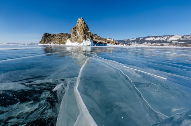 Vista di bei disegni su ghiaccio dalle crepe e dalle bolle di gas profondo sulla superficie del lago Baikal nell'inverno, Russia