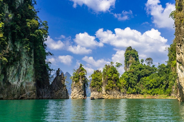 Vista di bella formazione rocciosa alla diga di Ratchaprapa, o localmente conosciuta come Cheow Lan Dam a Surat Thani, Tailandia