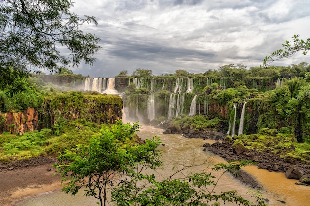 Vista di belle cascate di Iguazu in Argentina