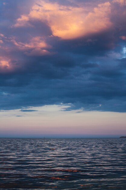 Vista di belle nuvole la sera al tramonto dal mare s