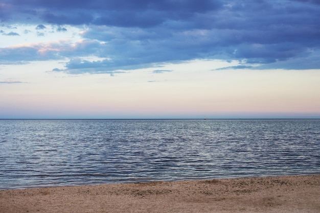 Vista di belle nuvole la sera al tramonto dalla riva del mare