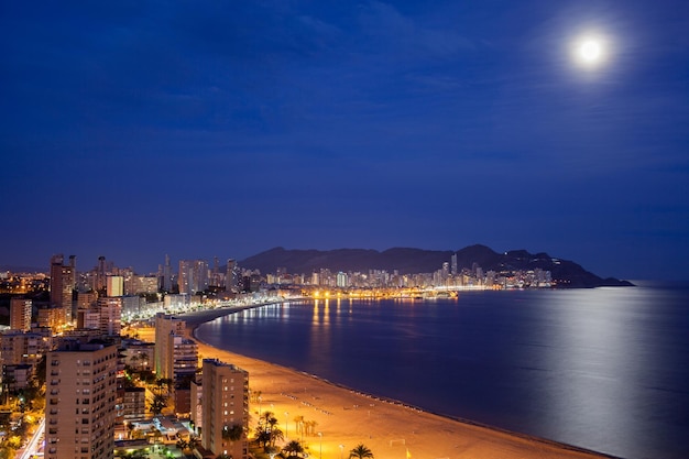 Vista di Benidorm di notte