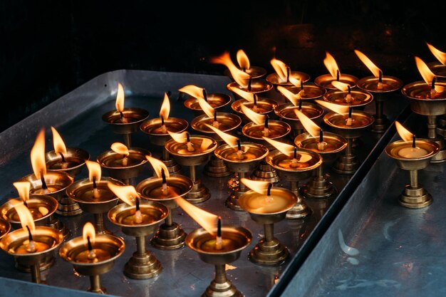 Vista di candele che bruciano in un edificio illuminato
