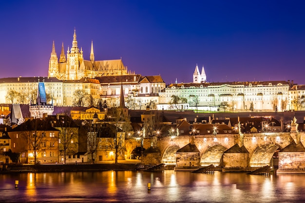 Vista di Charles Bridge, del castello di Praga e del fiume Vltava a Praga, repubblica Ceca durante il tempo di tramonto.