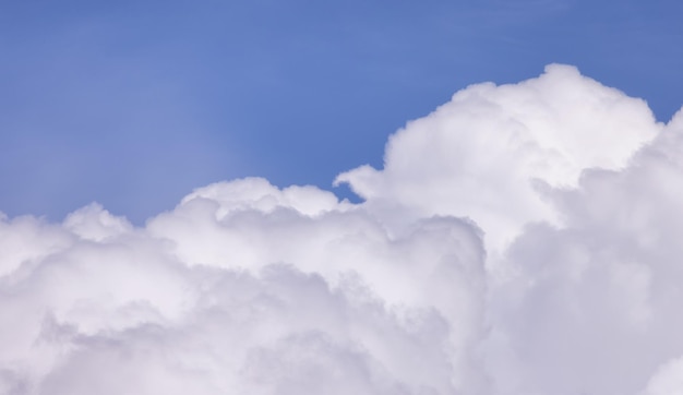 Vista di Cloudscape durante una giornata di sole con cielo blu nuvoloso