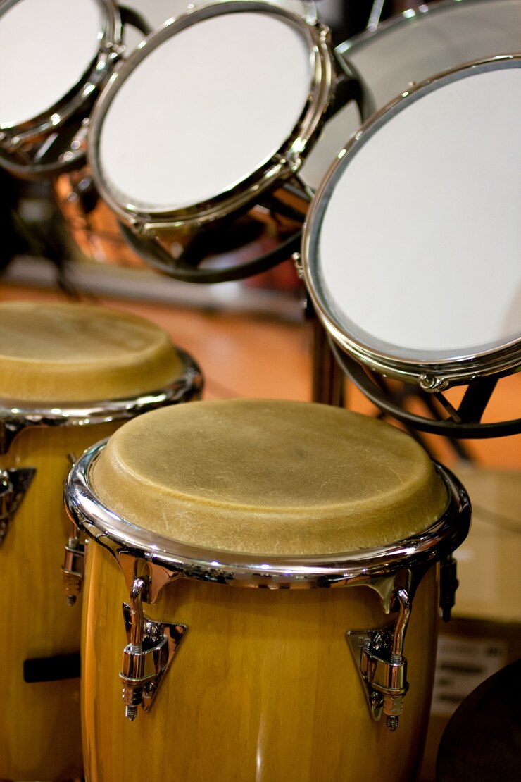 Vista di congas e tamburi nel negozio per musicisti