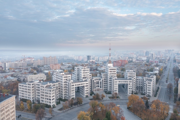 Vista di derzhprom a kharkiv ripresa aerea al mattino d'autunno