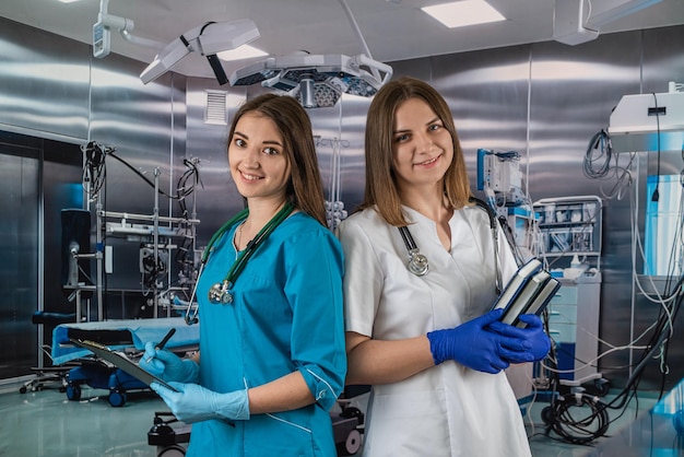 Vista di due chirurghi donne che si preparano per un intervento chirurgico in sala operatoria