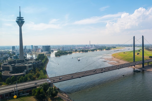 vista di Dusseldorf con la torre del Reno (Rheinturm) e il ponte in un giorno d'estate. ideale per layout di siti web e riviste