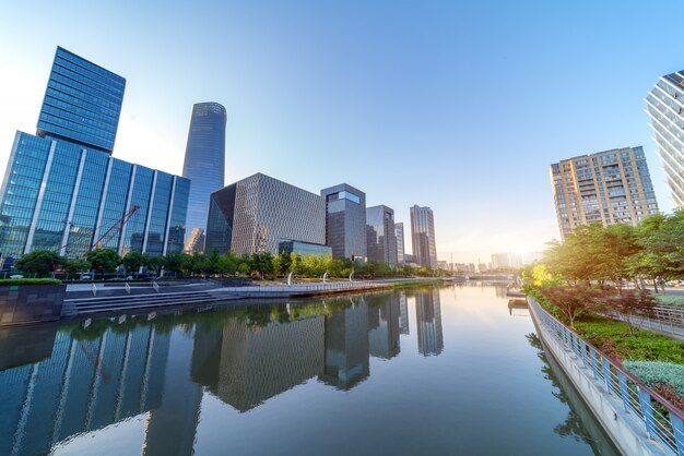 Vista di edifici alti moderni e un fiume