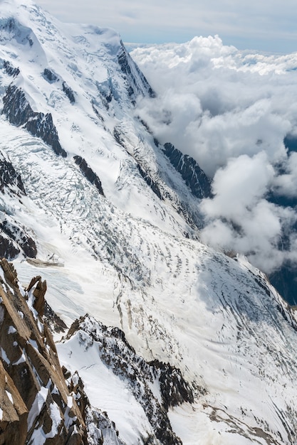 Vista di estate del massiccio della montagna rocciosa del Monte Bianco dal Monte Aiguille du Midi, Chamonix, sulle Alpi francesi