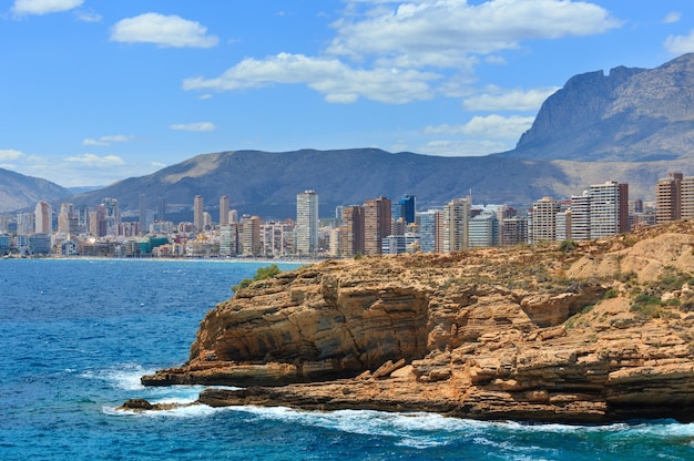 Vista di estate della costa della città di Benidorm (Costa Blanca, Alicante, Spagna).