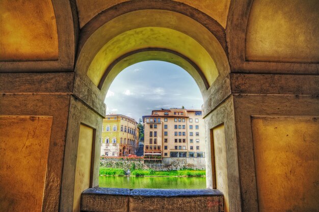 Vista di Firenze attraverso un antico arco dal fiume Arno Italia