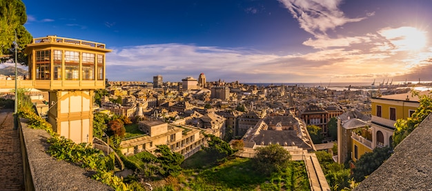 Vista di Genova al tramonto da "Spianata Castelletto", Italia