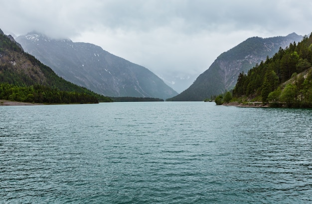 Vista di giorno nuvoloso di estate del lago di montagna delle Alpi di Plansee, Tirolo, Austria.