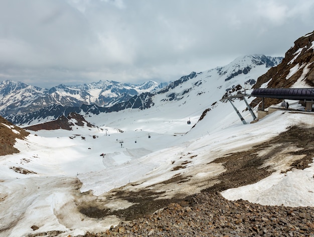 Vista di giugno dalla montagna delle Alpi di Karlesjoch (3108 m, vicino al Kaunertal Gletscher sul confine tra Austria e Italia) su precipizi e nuvole.