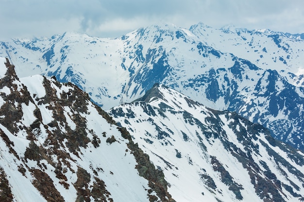 Vista di giugno dalla montagna delle Alpi di Karlesjoch (3108 m, vicino al Kaunertal Gletscher sul confine tra Austria e Italia) su precipizi e nuvole.